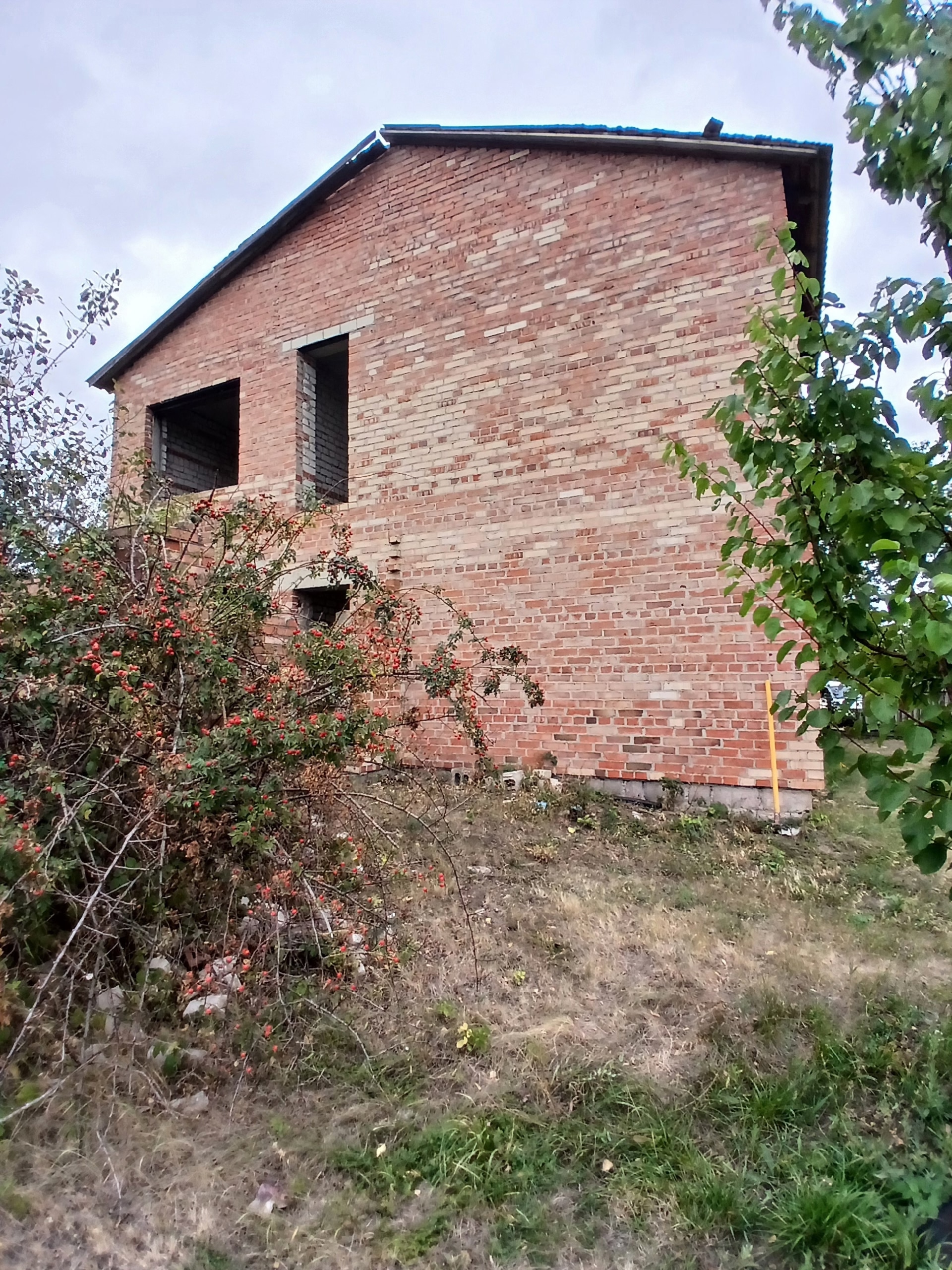 Продажа дом с.Цветные пески, 8 км от г.Луганск Участок 25 сот.(приват.)чернозем. Ровный, прямоугольный. Есть молодой сад (плодоносит) Дом 2х этажный с гаражом. Около дома газ, свет. Во дворе вода. Цена: 1 800 000р. Тел.+7-959-569-43-14 (WhatsApp, Telegram, max)...