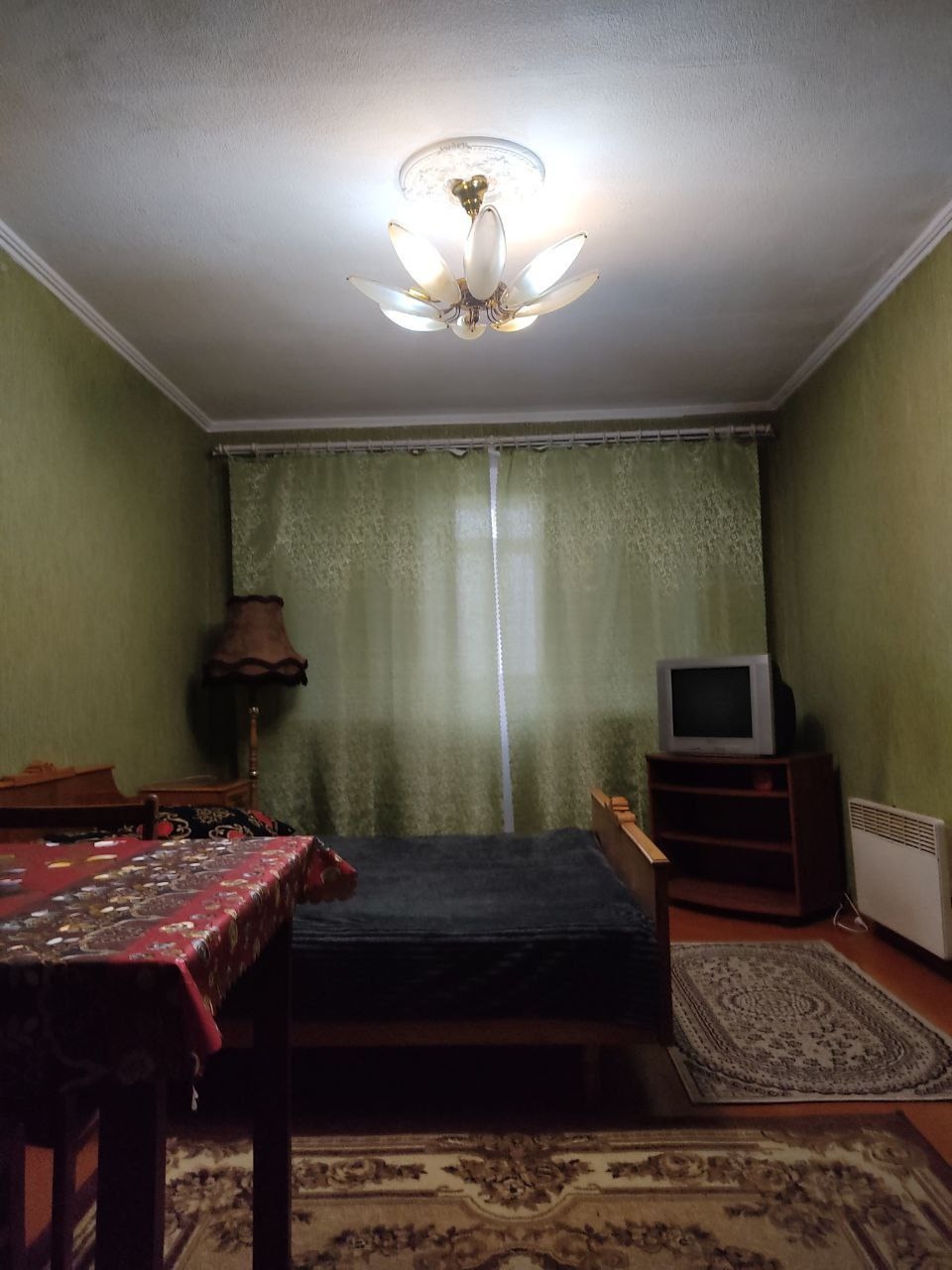 Сдам квартиру на длительный срок.1комн.р-н.Торговый центр.5эт.Есть отопление, бойлер, мебель, посуда, чистое постельное белье и полотенца, интернет, с...