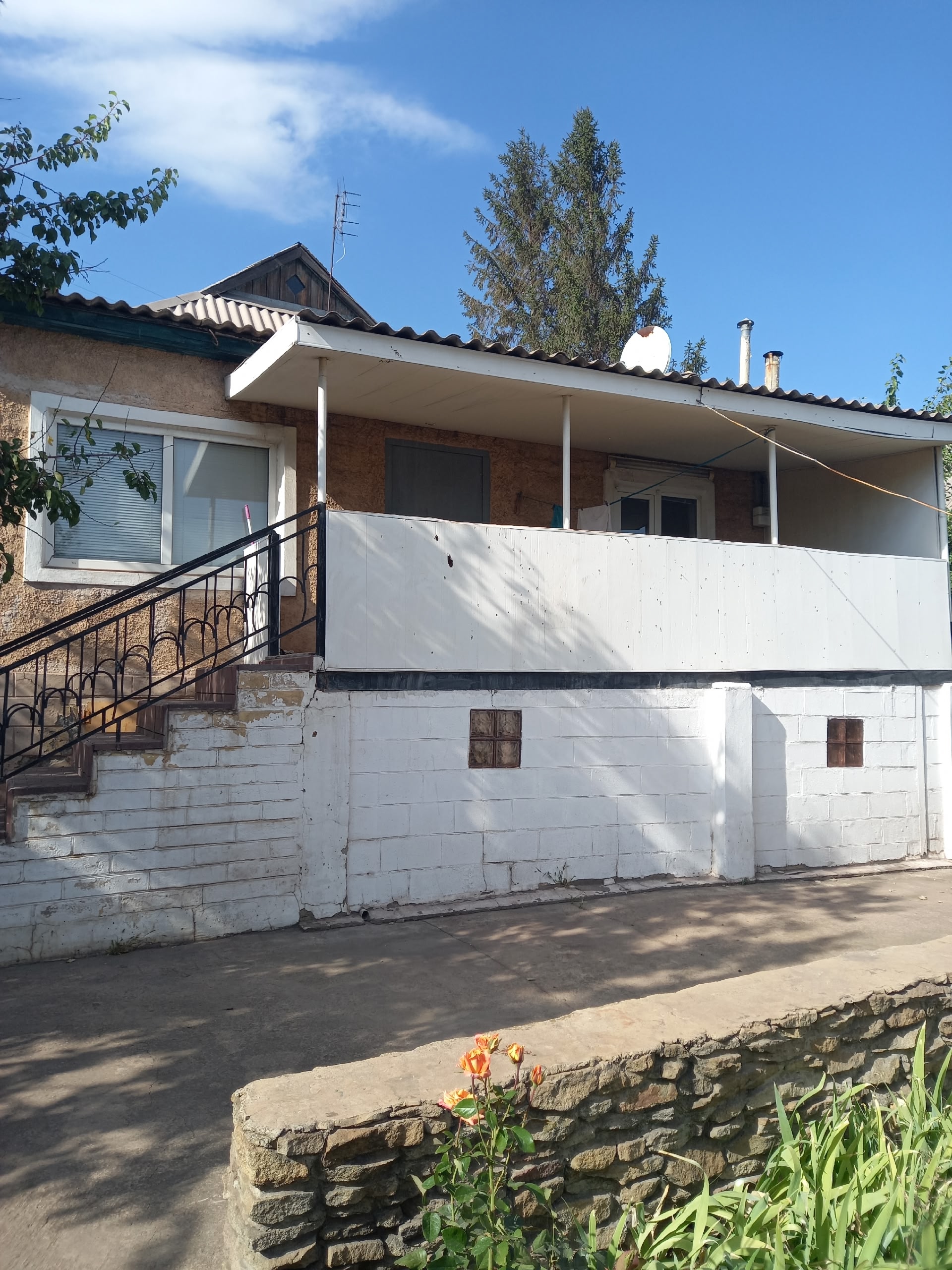 Продаётся жилой дом общей площадью 78.90 м.кв. по ул. Айвазовского, Васильевка. В доме 4 жилых комнаты, автономное отопление, колонка, трубы, окна пластиковые, водопровод центральный, канализация- сливная яма. Земельный участок площадью 0,0726 га в собственности, на участке летняя кухня. Цена 3000000 руб. Тор...