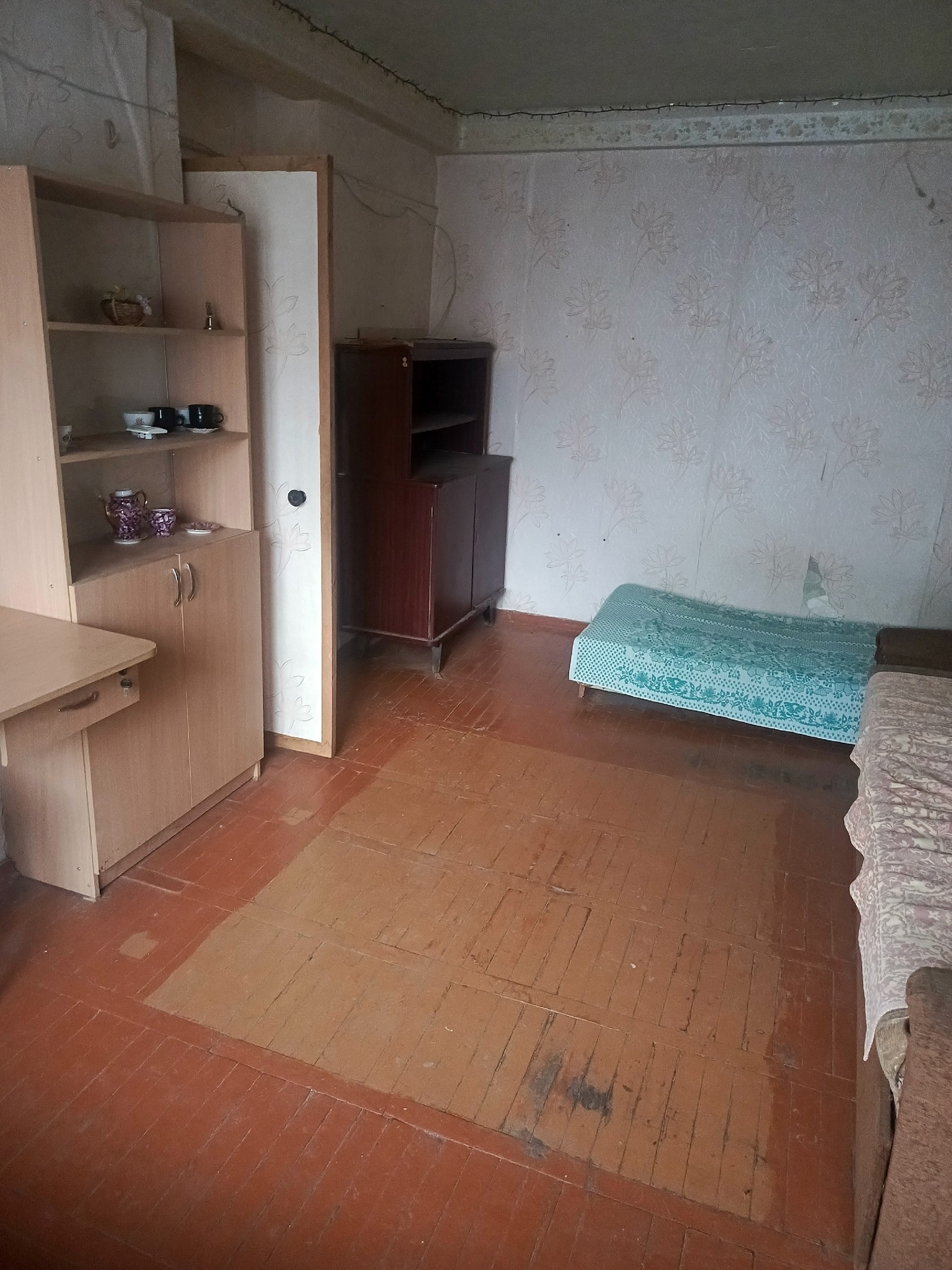 г. Алчевск Продается 1 комнатная квартира по улице Чапаева, район (Айсберга). 3-й этаж/ 5-ти этажного дома, под ремонт. Общая площадь 28 кв. м., кухня 6,4 кв. м. МП окна и балкон (не остеклен), газовая колонка, входная металлическая дверь, 2 кладовые, санузел совмещен. Квартира не угловая. 📂Документы РФ. 💰Цен...