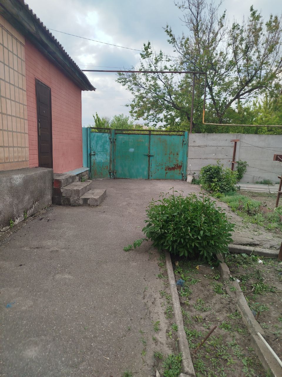 🏡 Дом с фруктовым садом в центре Станицы-Луганской! Рядом всё! Продаётся уютный дом 90 м² на приватизированном участке 12 соток, в центре Станицы-Луганской, по главной улице — район банка ПСБ. 💡 Кирпичный, тёплый, жилой дом с тремя просторными комнатами и кухней. 🛠 Крыша шифер — в отличном состоянии, окна мет...